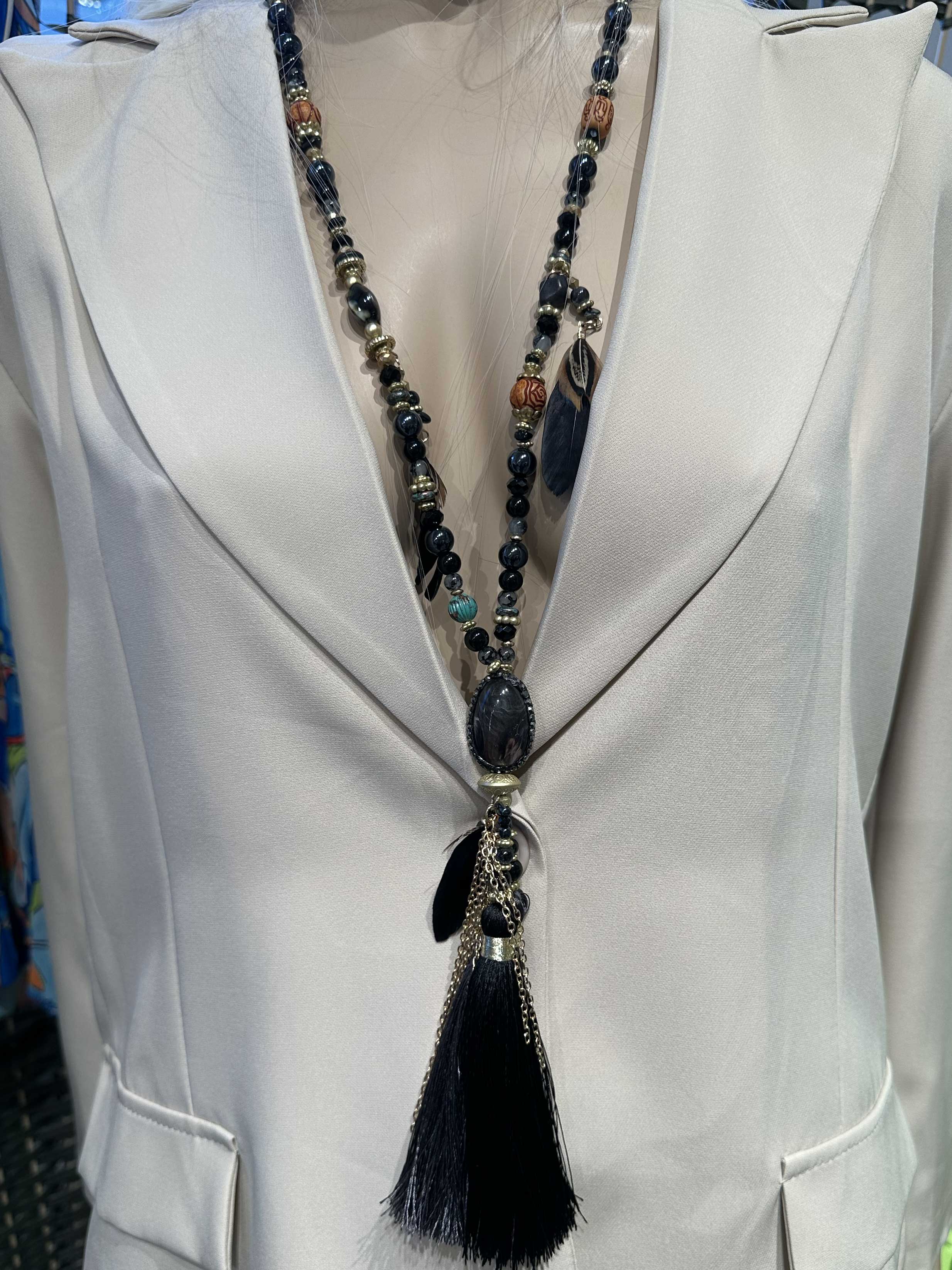 Afia - Perlekæde med fjer og kvast